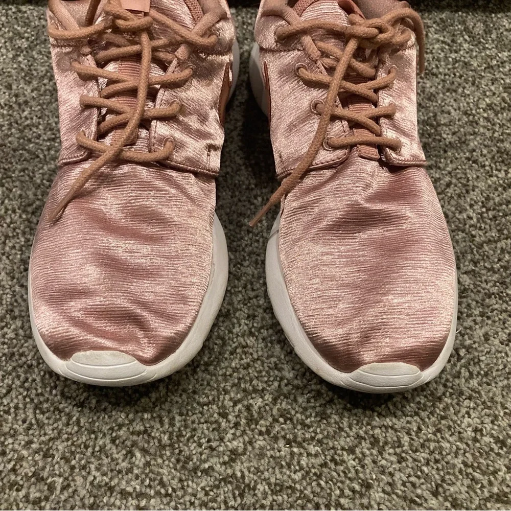 Size 8 Women's Nike Roshe One ORM Sneakers 833928-601 Rust Pink/Rush Pink/White - Picture 4 of 7
